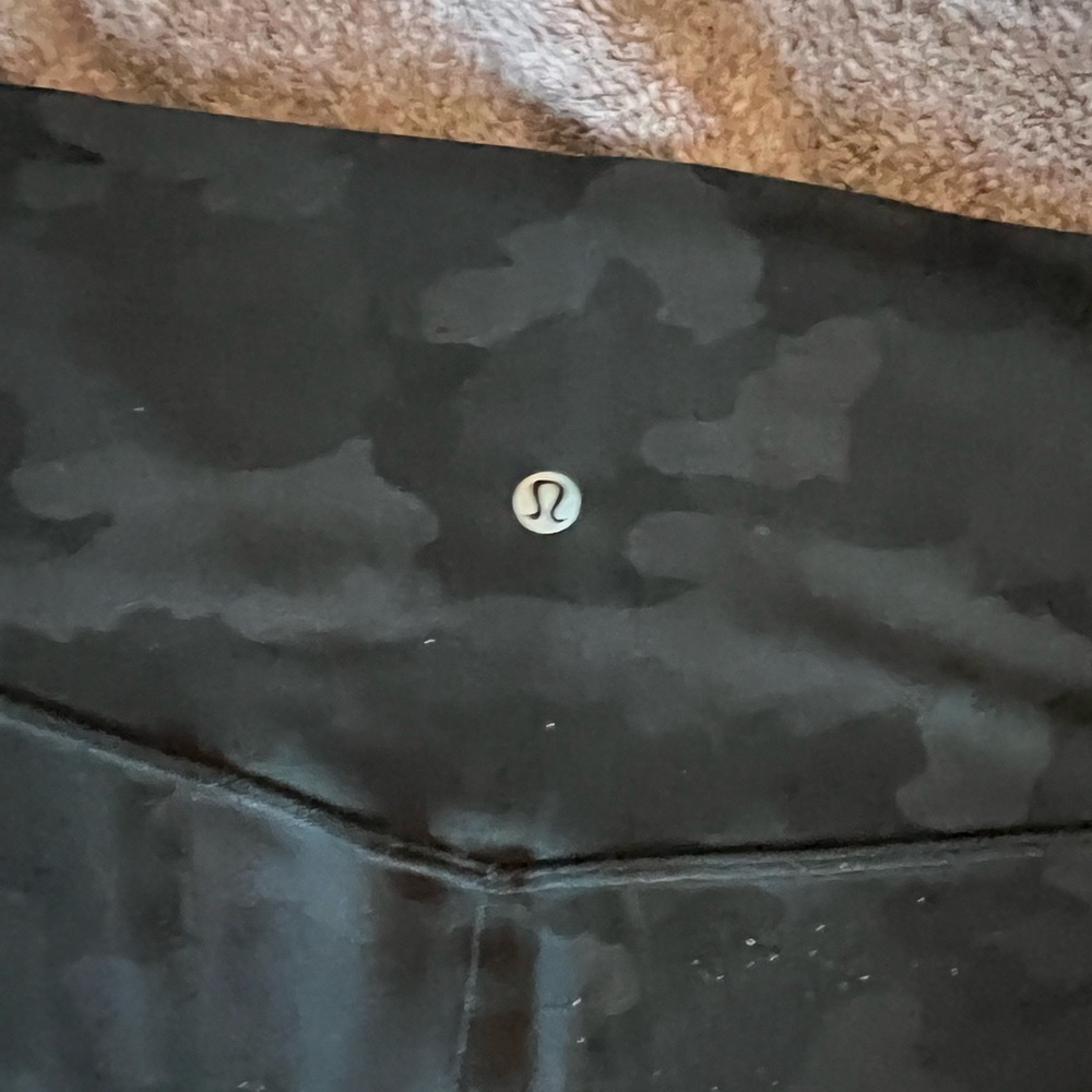 lululemon athletica Black Camo capri Leggings-no pockets - Picture 2 of 4